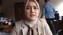 KETRANGAN. Anggota Komisi IV Fraksi Partai Demokrat DPRD Kabupaten Putri Tantia, A. Md. Keb. saat diwawancara di ruang rapat Komisi IV DPRD Kabupaten Garut, Jalan Patriot Nomor 2, Kelurahan Sukagalih, Kecamatan Tarogong Kidul, Kabupaten Garut, Selasa (01/11/2022). 