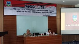 etua Komisi Pemilihan Umum (KPU) Kabupaten Garut Dr. Junaidin Basri Saat mengisi materi dalam Pendidikan Politik Bagi Pemilih Pemula Kepada Prnawriawan TNI Polri, di Rancabango Hotel and Resort Kecamatan Tarogong Kaler, Rabu (2/11/2022)