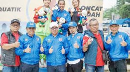 Ketua Harian KONI Garut, Ade Hendarsyah, mengalungkan medali emas kepada Herlyani Dias atlet asal Kabupaten Garut yang berhasil menyabet medali emas pada lanjutan Cabor Loncat Indah Porprov Jabar XIV Tahun 2022 yang dilaksanakan di Gelanggang Kolam Renang UPI, Kota Bandung, Minggu (6/11/2022). 