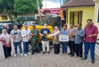 BANTUAN. Kepala Bagian Divisi Jasa Manajemen dan Kemitraan Kantor Pusat PNM, Kiki Aulia Rachman menyerahkan secara simbolis Bantuan Motor Pengangkut sampah kepada Kepala Kecamatan Banyuresmi Dra. Hj. Eti Nurul Hayati, M.Si, didampingi Manajer Supporting Unit PNM Cabang Garut, Billy Nur Akbar Paramita beserta Kapolsek Banyuresmi dan Danramil Banyuresmi, d Kantor Kecamatan Banyuresmi, Jumat (4/11/2022)