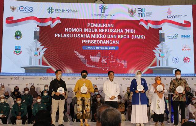 HADIRI. Pemimpin PNM Cabang Garut Abu Hassan  saat menghadiri program Pemberian Nomor Induk Berusaha (NIB) Pelaku Usaha Mikro Dan Kecil (UMK) Perseorangan, di Gedung Intan Balarea, Jalan Patriot No.12-14, Kelurahan Sukagalih, Kecamatan Tarogong Kidul, Kamis (3/11/2022).