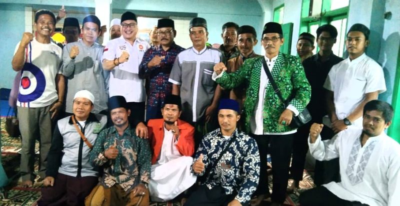 POTO BERSAMA. Anggota F-PKS DPRD Kabupaten Garut Poto bersama dengan masyarakat Desa Cihuni di Aula Yayasan Darul Falah, Kampung Kopo, Desa Cihuni, Kecamatan Pangatikan, Jumat ( 02/12/2022 ) 