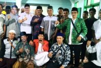 POTO BERSAMA. Anggota F-PKS DPRD Kabupaten Garut Poto bersama dengan masyarakat Desa Cihuni di Aula Yayasan Darul Falah, Kampung Kopo, Desa Cihuni, Kecamatan Pangatikan, Jumat ( 02/12/2022 ) 