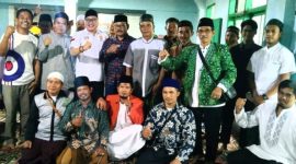 POTO BERSAMA. Anggota F-PKS DPRD Kabupaten Garut Poto bersama dengan masyarakat Desa Cihuni di Aula Yayasan Darul Falah, Kampung Kopo, Desa Cihuni, Kecamatan Pangatikan, Jumat ( 02/12/2022 ) 