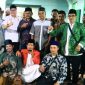 POTO BERSAMA. Anggota F-PKS DPRD Kabupaten Garut Poto bersama dengan masyarakat Desa Cihuni di Aula Yayasan Darul Falah, Kampung Kopo, Desa Cihuni, Kecamatan Pangatikan, Jumat ( 02/12/2022 ) 