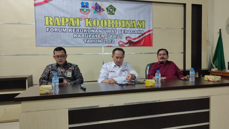 Kepala Badan Kesatuan Bangsa dan Politik Kabupaten Garut Drs H Nurrodhin MSi bersama Kepala Kemanag Garut Dr H Cece Hidayat MSi dan Ketua FKUB Garut Drs H Mahyar Suara