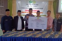 TANDATANGANI. Kepala MAN 1 Garut Drs H Wawan Sofya Menunjukkan Pembubuhan tanda tangan sebagai Saksi Komitmen Zona Integritas bersama Kepala Kemanag Garut Dr H Cece Hidayat MSi dan unsur Forkopimcam Karangpawitan, di Aula MAN 1 Garut,Jalan jenderal Ahmad Yani, Koropeak Suci Kecamatan Karangpawitan Jum'at, (9/12/2022).