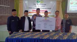 TANDATANGANI. Kepala MAN 1 Garut Drs H Wawan Sofya Menunjukkan Pembubuhan tanda tangan sebagai Saksi Komitmen Zona Integritas bersama Kepala Kemanag Garut Dr H Cece Hidayat MSi dan unsur Forkopimcam Karangpawitan, di Aula MAN 1 Garut,Jalan jenderal Ahmad Yani, Koropeak Suci Kecamatan Karangpawitan Jum'at, (9/12/2022).