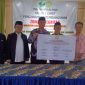 TANDATANGANI. Kepala MAN 1 Garut Drs H Wawan Sofya Menunjukkan Pembubuhan tanda tangan sebagai Saksi Komitmen Zona Integritas bersama Kepala Kemanag Garut Dr H Cece Hidayat MSi dan unsur Forkopimcam Karangpawitan, di Aula MAN 1 Garut,Jalan jenderal Ahmad Yani, Koropeak Suci Kecamatan Karangpawitan Jum'at, (9/12/2022).