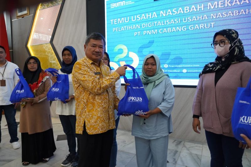 Bupati Garut, Rudy Gunawan membuka secara langsung acara Temu Usaha Nasabah Mekaar dan Pelatihan Digitalisasi Usaha Nasabah Mekaar PT. PNM (Permodalan Nasional Madani) Cabang Garut pada gelaran Garut Festival yang dilaksanakan di Gedung Pendopo, Kecamatan Garut Kota, Kabupaten Garut, Jum'at (9/12/2022)