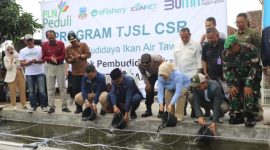 Manager PLN UP3 Garut Nurhidayanto Nugroho bersama Wakil Bupati Garut dr H Helmi Budiman simbolis melakukan penanaman ikan dalam Peresmian Kampung Super Ecosystem eFishery (KASEF) bersama PLN Jabar Smile (Smart Electric Green Lifestyle) di Desa Jati Kelurahan Tarogong Kaler, Selasa (13/12/2022).