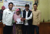 Kepala Desa Sukahurip Asep Rukmana menyerahkan BLT DD 
secara simbolis  kepada salah seorang warganya