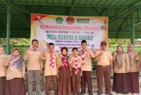 Kepala Kemenag Garut Dr H Cece Hidayat MSi berpoto bersama Kepala MTsN 2 Garut Drs H Nana Aminudin MA bersama jajaran Pembina Pramuka serta perwakilan Siswa 