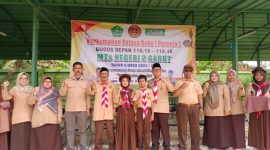 Kepala Kemenag Garut Dr H Cece Hidayat MSi berpoto bersama Kepala MTsN 2 Garut Drs H Nana Aminudin MA bersama jajaran Pembina Pramuka serta perwakilan Siswa 