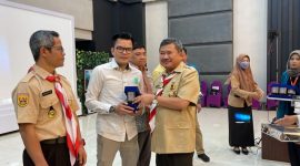 Bupati Garut Rudy Gunawan menyerahkan Secara penghargaan dari 


acara Milad Radio Reks ke-53, di Ballroom Hotel Harmoni, Jalan Cipanas Baru, Kecamatan Tarogong Kaler, Kabupaten Garut, Rabu (14/12/2022).