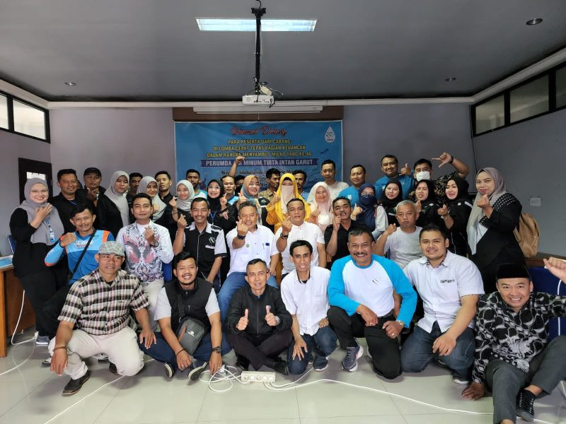 Direktur Teknik Ugun Wiguna dan Kepala Bagian Keuangan Asep Sopyan SE MSi Poto bersama dengan peserta lomba Cepat Tepat dari seluruh Cabang PDAM Tirta Intan Garut, dldi Aula PDAM Tirta Intan Garut, Jum'at (16/12/2022)