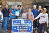 Direktur Teknik Ugun Wiguna didampingi Kepala Bagian Keuangan Asep Sopyan SE MSi beserta staf PDAM Tirta Intan Garut menyerahkan secara simbolis bantuan Rutilahu di Kecamatan Banyuresmi, Sabtu (17/12/2022)