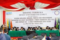 Pelaksanaan Sidang Terbuka Senat Universitas Garut (UNIGA) dalam rangka Wisuda Diploma, Sarjana, Profesi, dan Pasca Sarjana Angkatan ke-XXXV Gelombang I Tahun Akademik 2022/2023, dan Dies Natalies ke-24 Universitas Garut dan  pengukuhan Pengukuhan Guru Besar Prof. Dr. Ikeu Kania, M.Si, di Halaman Universitas Garut, Jalan Raya Samarang (Hampor), Kecamatan Tarogong Kaler,  Rabu (21/12/2022).