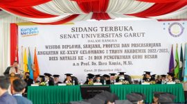 Pelaksanaan Sidang Terbuka Senat Universitas Garut (UNIGA) dalam rangka Wisuda Diploma, Sarjana, Profesi, dan Pasca Sarjana Angkatan ke-XXXV Gelombang I Tahun Akademik 2022/2023, dan Dies Natalies ke-24 Universitas Garut dan  pengukuhan Pengukuhan Guru Besar Prof. Dr. Ikeu Kania, M.Si, di Halaman Universitas Garut, Jalan Raya Samarang (Hampor), Kecamatan Tarogong Kaler,  Rabu (21/12/2022).