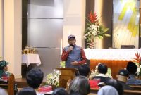 Wakil Bupati Garut, dr. Helmi Budiman, memberikan sambutan di sela-sela kunjungannya ke Gereja Santa Maria yang berlokasi di Jalan Bank, Kecamatan Garut Kota, Kabupaten Garut, Sabtu (24/12/2022).