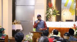 Wakil Bupati Garut, dr. Helmi Budiman, memberikan sambutan di sela-sela kunjungannya ke Gereja Santa Maria yang berlokasi di Jalan Bank, Kecamatan Garut Kota, Kabupaten Garut, Sabtu (24/12/2022).