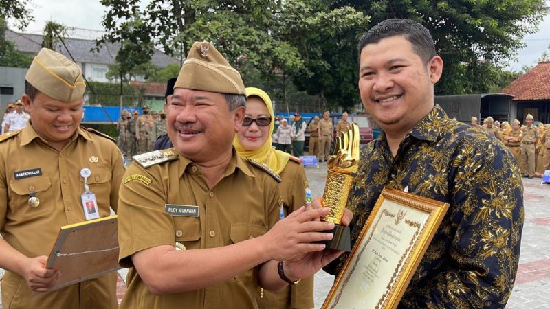 Bupati Garut, Rudy Gunawan melantik 27 PNS dan memberikan beberapa penghargaan pada apel gabungan terbatas yang dilaksanakan di Lapangan Sekretariat Daerah (Setda) Garut, Jalan Pembangunan, Kecamatan Tarogong Kidul, Kabupaten Garut, Senin (26/12/2022).