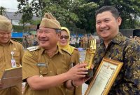 Bupati Garut, Rudy Gunawan melantik 27 PNS dan memberikan beberapa penghargaan pada apel gabungan terbatas yang dilaksanakan di Lapangan Sekretariat Daerah (Setda) Garut, Jalan Pembangunan, Kecamatan Tarogong Kidul, Kabupaten Garut, Senin (26/12/2022).