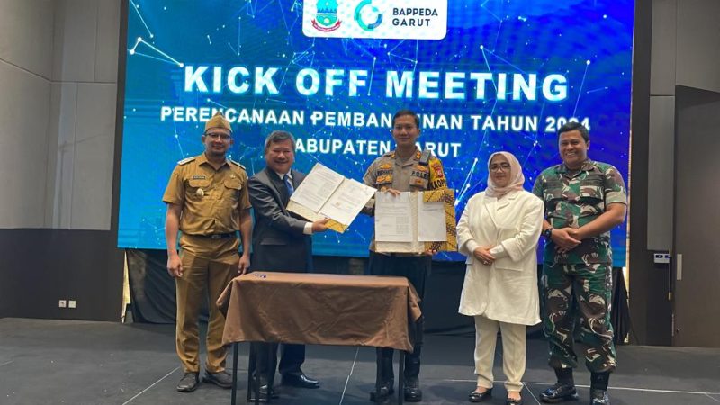 _Kick Off Meeting_ Perencanaan Pembangunan Tahun 2024 yang dilaksanakan di Ballroom Hotel Santika, Jalan Cipanas Baru, Kecamatan Tarogong Kidul, Kabupaten Garut, Senin (26/12/2022).