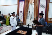 Bupati Garut, Rudy Gunawan melantik Dedi Rudiana sebagai Kepala Desa Cigadog Penggantian Antar Waktu (PAW) Masa Bakti Tahun 2022-2025. Pengambilan sumpah jabatan ini dilaksanakan di Ruang Pamengkang, Kecamatan Garut Kota, Kabupaten Garut, Selasa (27/12/2022).