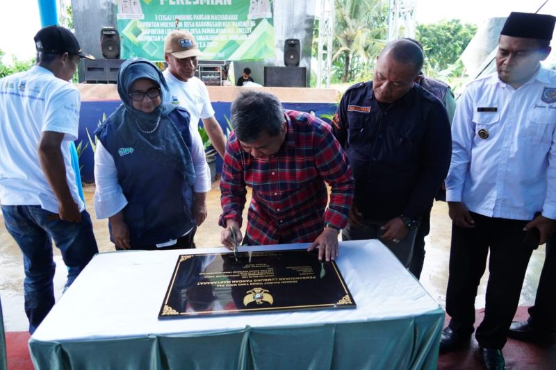 Bupati Garut, Rudy Gunawan, memberikan sambutan dalam acara Peresmian 3 Lumbung Pangan Masyarakat yang dilaksanakan di Desa Karangsari, Kecamatan Pakenjeng, Kabupaten Garut, Rabu (28/12/2022). (Foto & Video : Deni Seftiana/Diskominfo Garut).