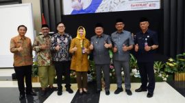 Bupati Garut, Rudy Gunawan, memberikan sambutan dalam acara Rapat Koordinasi Pengawasan Daerah Tahun 2022 yang dilaksanakan di Ballroom Hotel Harmoni, Jalan Cipanas Baru, Kecamatan Tarogong Kaler, Kabupaten Garut, Kamis (29/12/2022). (Foto : Ilham Kautsar P & Deni Seftiana/Diskominfo Garut)