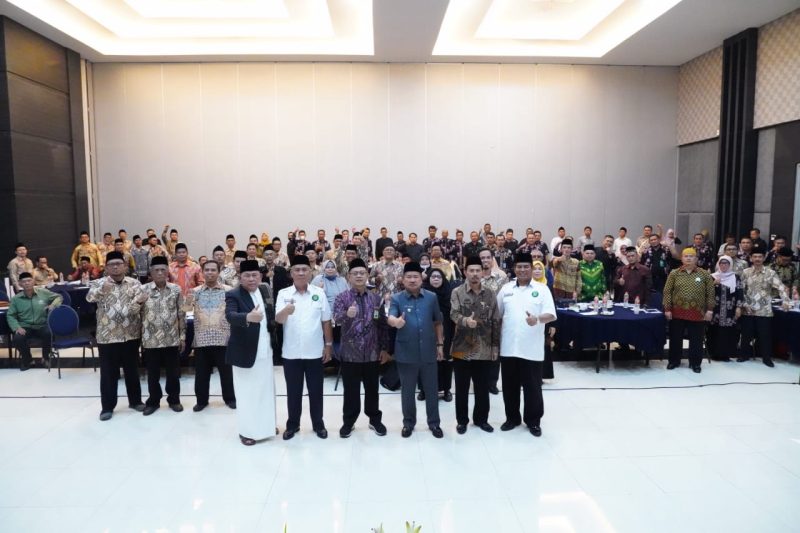 Bupati Garut, Rudy Gunawan membuka secara resmi kegiatan Dewan Pengawas (Dewas) Menyapa, di Ballroom Hotel Harmoni, Jalan Cipanas Baru, Kecamatan Tarogong Kaler, Kabupaten Garut, Kamis (29/12/2022). (Foto: Deni Seftiana/ Ilham Kautsar Prawira/ Diskominfo Garut)