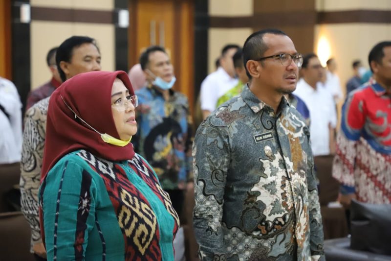 Wakil Bupati Garut, dr. Helmi Budiman dan Ketua DPRD Kabupaten Garut, Hj. Euis Ida Wartiah, menerima dokumen Laporan Hasil Pemeriksaan (LHP) Kepatuhan atas Belanja Modal Tahun Anggaran (TA) 2021 dan 2022 dari Kepala BPK Perwakilan Provinsi Jawa Barat, Paula Henry Simatupang, Rabu (28/12/2022), bertempat di Auditorium BPK Perwakilan Provinsi Jawa Barat, Kota Bandung. (Foto : Yogi Budiman/Diskominfo Garut)