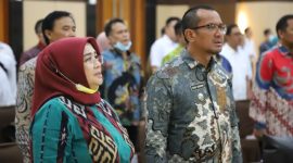 Wakil Bupati Garut, dr. Helmi Budiman dan Ketua DPRD Kabupaten Garut, Hj. Euis Ida Wartiah, menerima dokumen Laporan Hasil Pemeriksaan (LHP) Kepatuhan atas Belanja Modal Tahun Anggaran (TA) 2021 dan 2022 dari Kepala BPK Perwakilan Provinsi Jawa Barat, Paula Henry Simatupang, Rabu (28/12/2022), bertempat di Auditorium BPK Perwakilan Provinsi Jawa Barat, Kota Bandung. (Foto : Yogi Budiman/Diskominfo Garut)