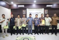 Wakil Bupati Garut, dr. Helmi Budian memberikan secara simbolis bantuan dana Belanja Tidak Terduga (BTT) dari Dinas Perumahan adan Permukiman (Disperkim) Kabupaten Garut kepada masyarakat penyintas bencana hidrometeorologi yang dilaksanakan di Kantor Kecamatan Cibatu, Kabupaten Garut, Kamis (29/12/2022).(Foto: Yogi Budiman/ Diskominfo Garut)