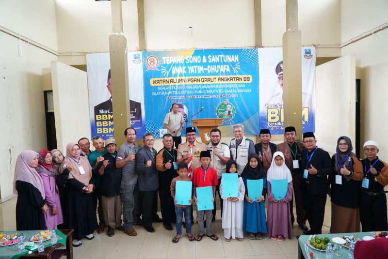 Wakil Bupati Garut, dr. Helmi Budiman, memberikan arahan dalam acara Reuni dan Santunan Anak Yatim dan Dhuafa yang digelar oleh PGAN Garut Angkatan 88 di Gedung Islamic Center Garut, Jalan Pramuka, Kecamatan Garut Kota, Kabupaten Garut, Sabtu (31/12/2022). (Foto : M. Ahdiansyah & M. Azi Zulhakim/Diskominfo Garut)