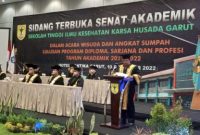 H. Engkus Kusnadi. S.Kep., M.Kes Saat memberikan sambutan dalam Wisuda Gelombang 2, Program Diploma, Sarjana, dan Profesi Tahun Akademik 2021/2022 di Hotel Santika Garut, Sabtu (10/12/2022)