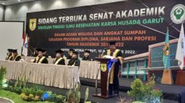 H. Engkus Kusnadi. S.Kep., M.Kes Saat memberikan sambutan dalam Wisuda Gelombang 2, Program Diploma, Sarjana, dan Profesi Tahun Akademik 2021/2022 di Hotel Santika Garut, Sabtu (10/12/2022)