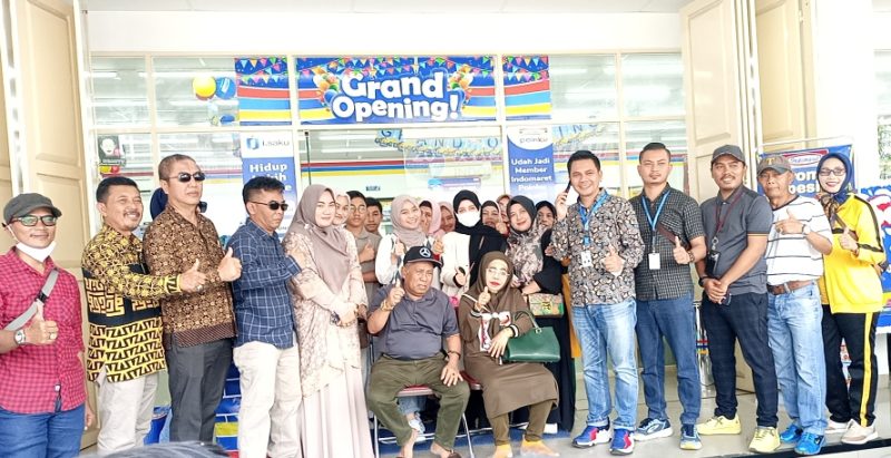 Presdir PT MDL 525 H Nia Kurnia beserta Istri H Rokayah dan Direktur Utama PT MDL 525 saat membukan Waralaba Indomaret Sudirman 31, Di Jalan Sudirman Kelurahan Sukamenntri Kecamatan Garut Kota, Selasa (20/12/2022)