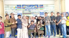 Presdir PT MDL 525 H Nia Kurnia beserta Istri H Rokayah dan Direktur Utama PT MDL 525 saat membukan Waralaba Indomaret Sudirman 31, Di Jalan Sudirman Kelurahan Sukamenntri Kecamatan Garut Kota, Selasa (20/12/2022)