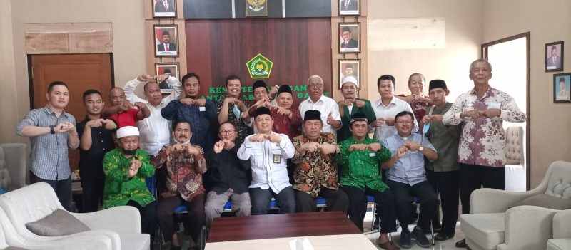 Kepala Kemenag Garut Dr H Cece Hidayat MSi dan kepala Kesbangpol kabupaten Drs H Nurrodhin MSi Poto bersama dengan Forum Kerukunan umat beragama ( FKUB) usai melaksanakan dialog Lintas Agama di Aula Kantor Kemenag Garut, Selasa (20/12/2022)