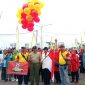 owner Klinik Dokter Trisna, dr Trisnha Rahhadyasa Poto bersama Panitia dan Perwakilan Dandim 0611 Garut, Saat melepas Peserta Jalan Santai, HUT ke 25 Klinik Dokter Trisna di SOR Ciateul Tarogong Kidul, Minggu (25/12/2022) 