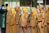 Bupati Garut, Rudy Gunawan melantik secara langsung 63 PNS dalam Jabatan Pengawas dan 8 PNS dalam Jabatan Fungsional di Lingkungan Pemkab Garut yang dilaksanakan bersamaan dengan apel gabungan terbatas di Lapangan Setda, Jalan Pembangunan, Kecamatan Tarogong Kidul, Kabupaten Garut, Senin (5/12/2022).