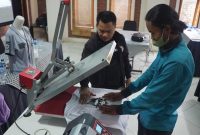 Pelaksanaan Pelatihan Vokasional Sablon Kaos bagi Wirausaha Pemula Kegiatan Pengembangan Usaha Mikro dengan Orientasi Peningkatan Skala Usaha menjadi Usaha Kecil Tahun Anggaran 2022 yang dilaksanakan di Alamanda Resort, Jalan Raya Samarang, Kecamatan Tarogong Kaler, Kabupaten Garut, Senin (5/11/2022).