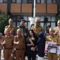 Bupati Garut, Rudy Gunawan, beserta Wakil Bupati Garut, dr. Helmi Budiman dan Sekretaris Daerah Garut, Nurdin Yana, menyerahkan beberapa penghargaan dalam pelaksanaan apel gabungan yang dilaksanakan di Lapangan Setda Garut, Jalan Pembangunan, Kecamatan Tarogong Kidul, Kabupaten Garut, Senin (5/12/2022).