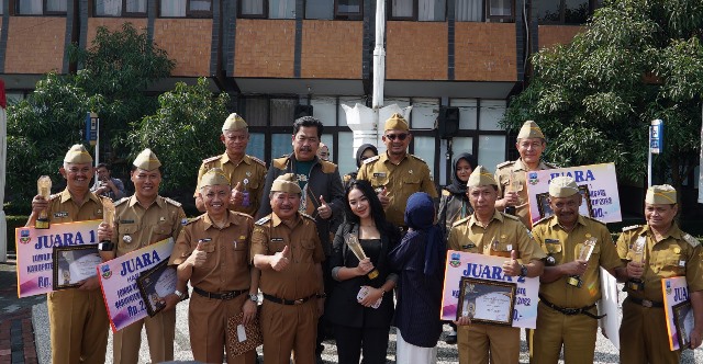 Bupati Garut, Rudy Gunawan, beserta Wakil Bupati Garut, dr. Helmi Budiman dan Sekretaris Daerah Garut, Nurdin Yana, menyerahkan beberapa penghargaan dalam pelaksanaan apel gabungan yang dilaksanakan di Lapangan Setda Garut, Jalan Pembangunan, Kecamatan Tarogong Kidul, Kabupaten Garut, Senin (5/12/2022).