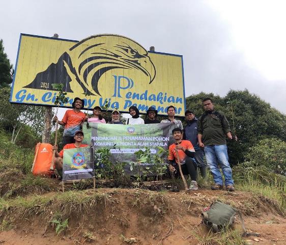 Perhutani Lakukan Penanaman Bersama Mahasiswa Pecinta Alam STAPALA Di Garut