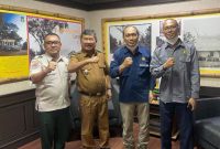 Bupati Garut, Rudy Gunawan menerima kunjungan dari Pusat Vulkanologi dan Mitigasi Bencana Geologi, Badan Geologi, Kementerian Energi Dan Sumber Daya Mineral Republik Indonesia terkait gempa bumi di Kabupaten Garut yang dilaksanakan di Kantor Bupati Garut, Jalan Pembangunan, Kecamatan Tarogong Kidul, Kabupaten Garut, Senin (5/12/2022).