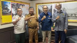 Bupati Garut, Rudy Gunawan menerima kunjungan dari Pusat Vulkanologi dan Mitigasi Bencana Geologi, Badan Geologi, Kementerian Energi Dan Sumber Daya Mineral Republik Indonesia terkait gempa bumi di Kabupaten Garut yang dilaksanakan di Kantor Bupati Garut, Jalan Pembangunan, Kecamatan Tarogong Kidul, Kabupaten Garut, Senin (5/12/2022).