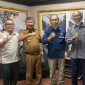 Bupati Garut, Rudy Gunawan menerima kunjungan dari Pusat Vulkanologi dan Mitigasi Bencana Geologi, Badan Geologi, Kementerian Energi Dan Sumber Daya Mineral Republik Indonesia terkait gempa bumi di Kabupaten Garut yang dilaksanakan di Kantor Bupati Garut, Jalan Pembangunan, Kecamatan Tarogong Kidul, Kabupaten Garut, Senin (5/12/2022).